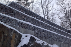 Stödmur på gjutet fundament